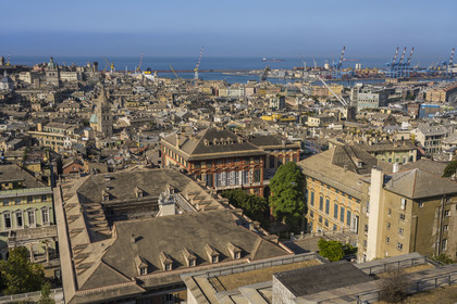 Italie, Ligurie, Gênes, palais des Rolli classés Patrimoine Mondial de l'UNESCO dans la Strada Nuova aujourd’hui via Garibaldi au premier plan, le Porto Antico (Vieux Port) et le port de commerce en arrière plan, vu depuis le Belvédère du Castelletto