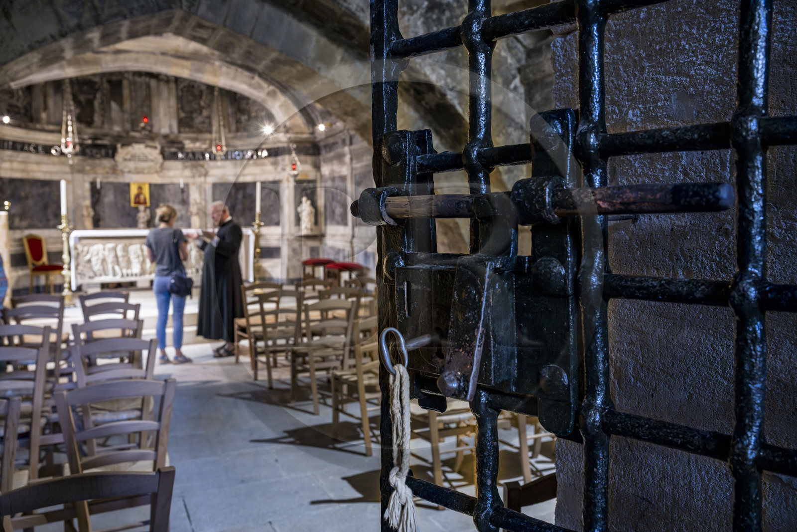 France, Bouches-du-Rhône (13), Tarascon, la collégiale royale Sainte-Marthe érigée aux XIe et XIIe siècles, serrure de la grille historique datant de 1450 de la crypte remaniée au XVIIe siècle, abrite le sarcophage antique (du début du IVe siècle) qui contient les reliques de Sainte-Marthe France, Bouches-du-Rhône (13), Tarascon, la collégiale royale Sainte-Marthe érigée aux XIe et XIIe siècles, serrure de la grille historique datant de 1450 de la crypte remaniée au XVIIe siècle, abrite le sarcophage antique (du début du IVe siècle) qui contient les reliques de Sainte-Marthe