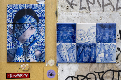 Portugal, Lisbonne, quartier du Bairro Alto, street art sur céramique par les artistes Ogringo.75 et Dacosta