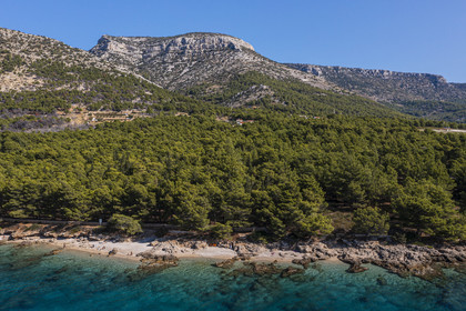Croatie, Dalmatie, cote dalmate, Ile de Brac, Bol, la continuation de la plage de Zlatni Rat ou Corne d'or (vue aérienne)