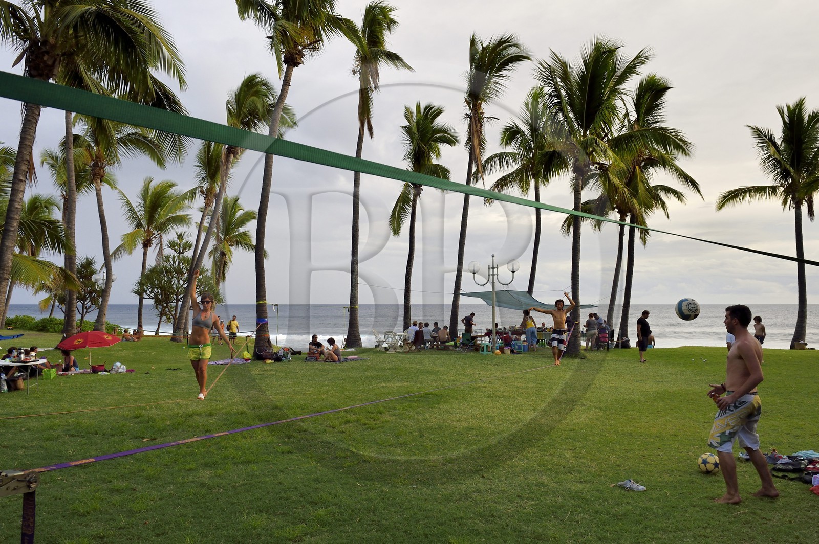 France, Ile de la Reunion, Cote Sud, plage de Grande Anse, la plage est très prisée le week end par les familles créoles pour les loisirs et le picnic, slackline ou slack (l'objectif est d'avancer sur une sangle légèrement élastique sans aucun accessoire)