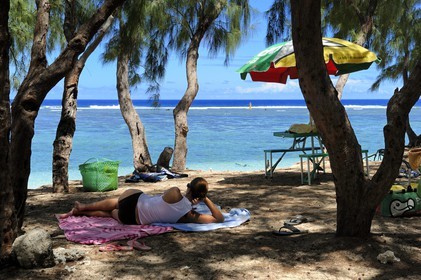 France, île de la Réunion, la Côte Ouest, plage du lagon de Saint-Gilles-Les-Bains à l'Ermitage-les-Bains, pique nique à l'ombre des Filaos