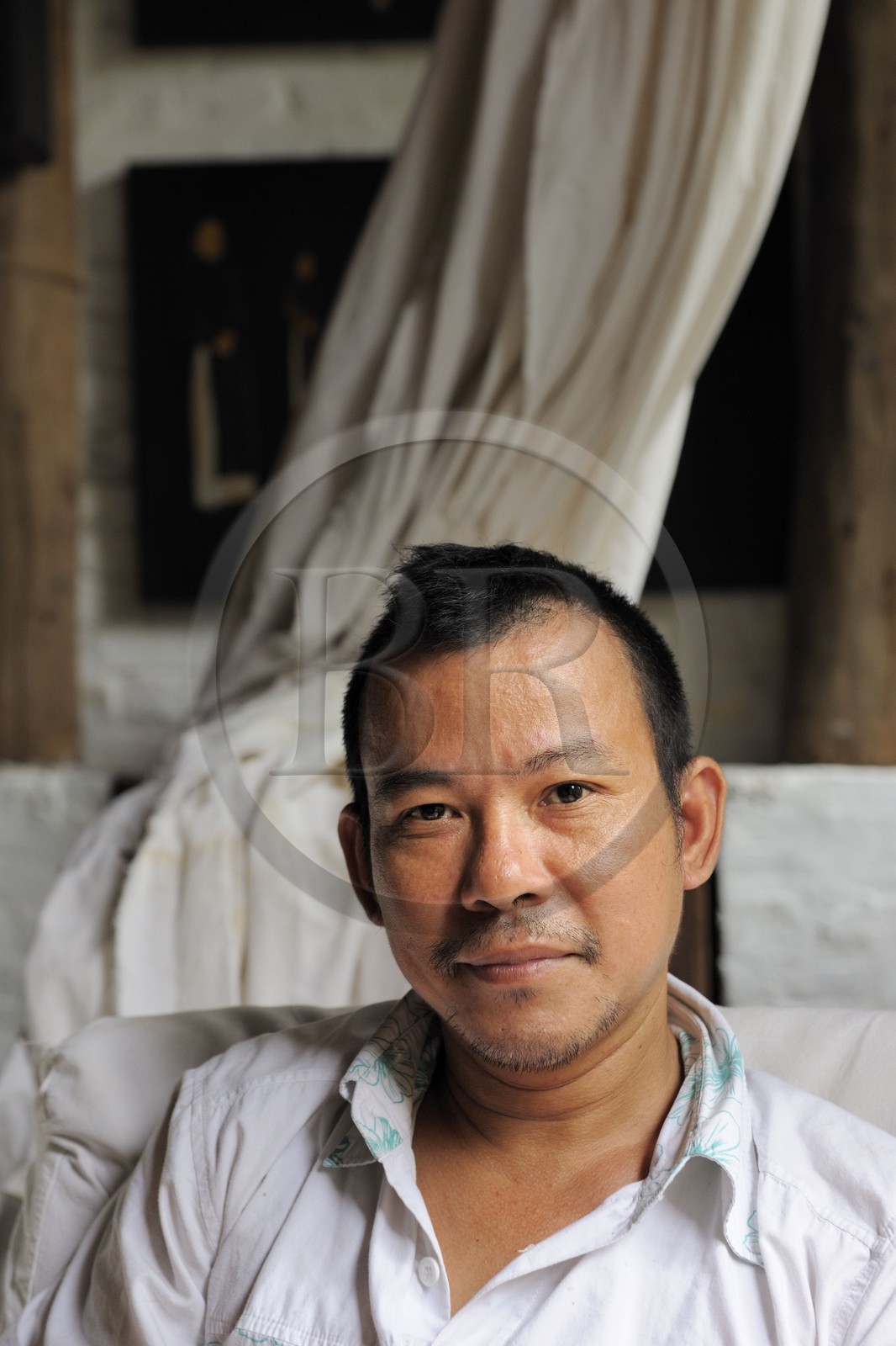 Vietnam, Hanoï, artiste peintre contemporain Le Hong Thai dans sa maison et atelier