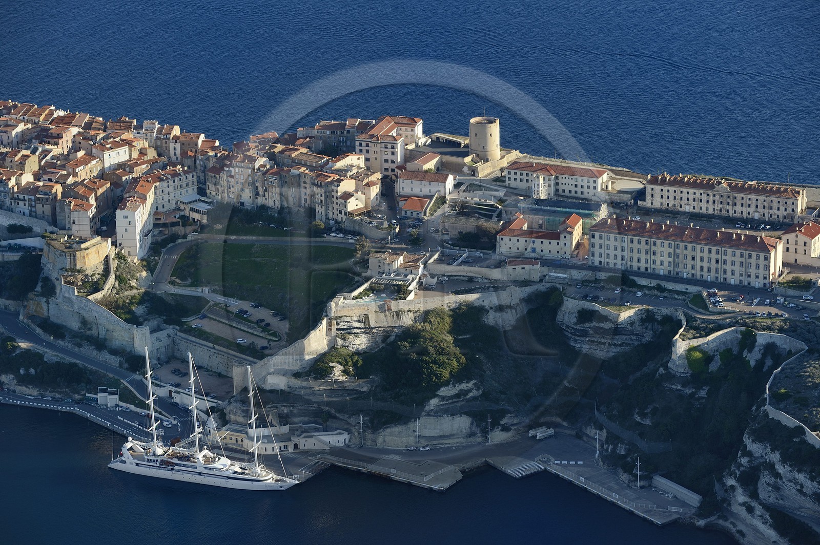 France, Corse-du-Sud (2A), Bonifacio, les falaises calcaires, la citadelle et la vieille ville (vue aérienne) France, Corse-du-Sud (2A), Bonifacio, les falaises calcaires, la citadelle et la vieille ville (vue aérienne)