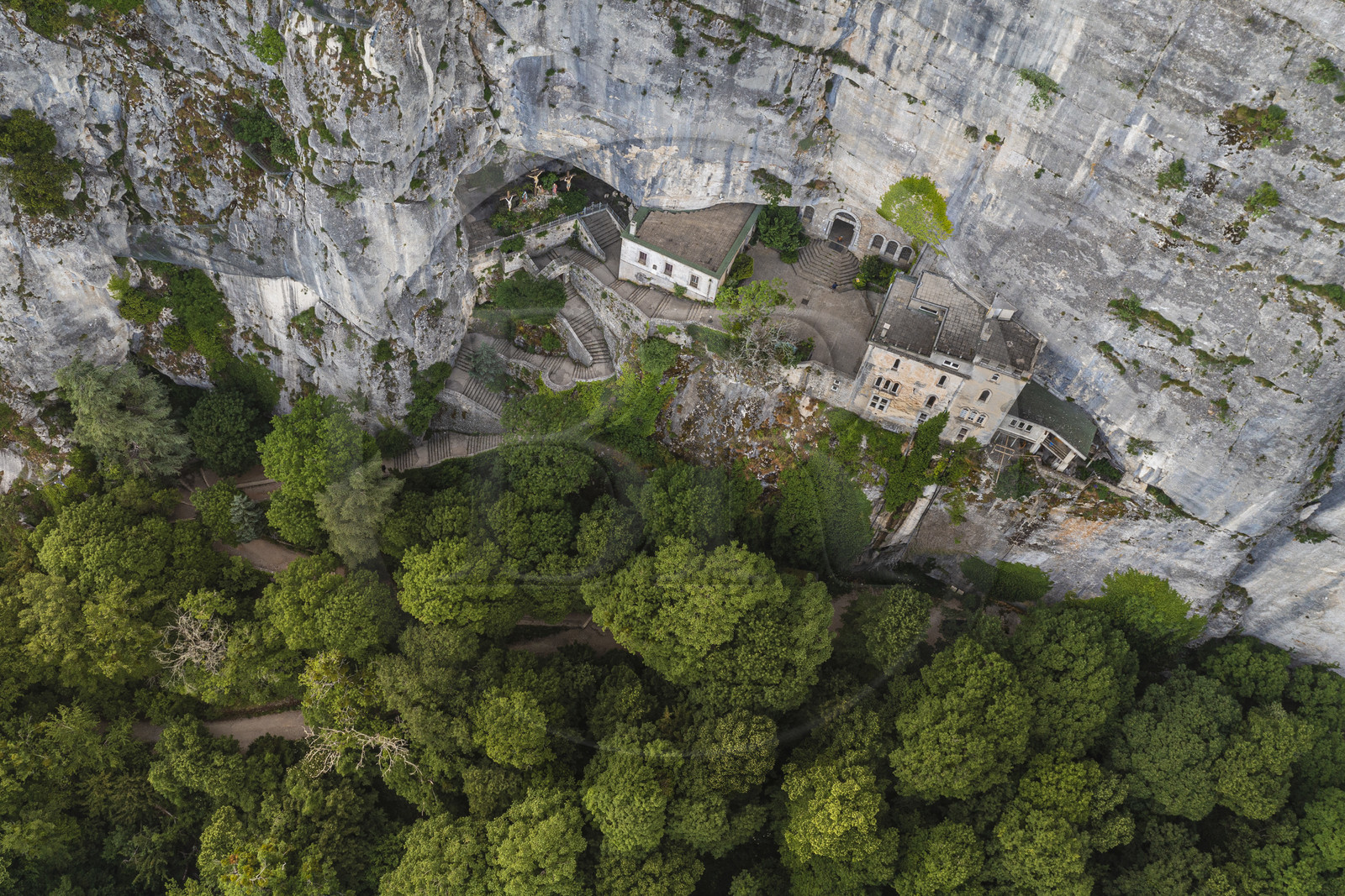 France, Var (83), Plan-d'Aups-Sainte-Baume, parc naturel régional de la Sainte-Baume, massif de la Sainte-Baume, la grotte sanctuaire de Sainte Marie-Madeleine à flanc de la falaise de 300m (vue aérienne)