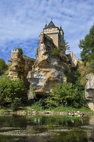 France, Dordogne (24), Périgord Noir, Thonac, le chateau de Belcayre sur son éperon rocheux au bord de la Vézère