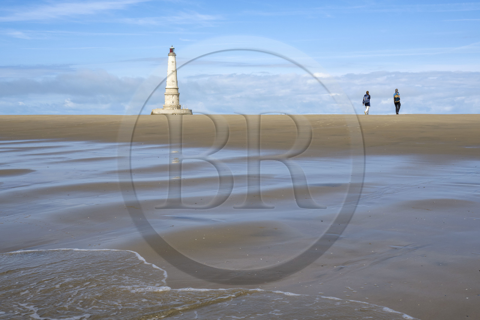 France, Gironde (33), le Verdon-sur-Mer, plateau rocheux de Cordouan à marée basse, phare de Cordouan, classé Patrimoine Mondial de l'UNESCO
