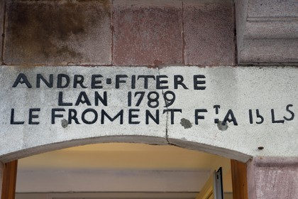 France, Pyrénées-Atlantiques (64), Pays-Basque, Saint-Jean-Pied-de-Port, 9 rue d'Espagne sur le chemin de Saint-Jacques-de-Compostelle, linteau qui témoigne de la colère du boulanger André Fitere qui en 1789 se plaignait du prix du froment trop élevé à 15 livres
