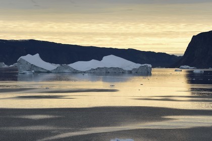 Groenland, cote Nord-Ouest, mer de Baffin, iceberg dans Inglefield Fjord vers Qaanaaq