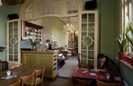 Belgique, Flandre, Anvers (Antwerpen), café-restaurant du quartier de Zurenborg
