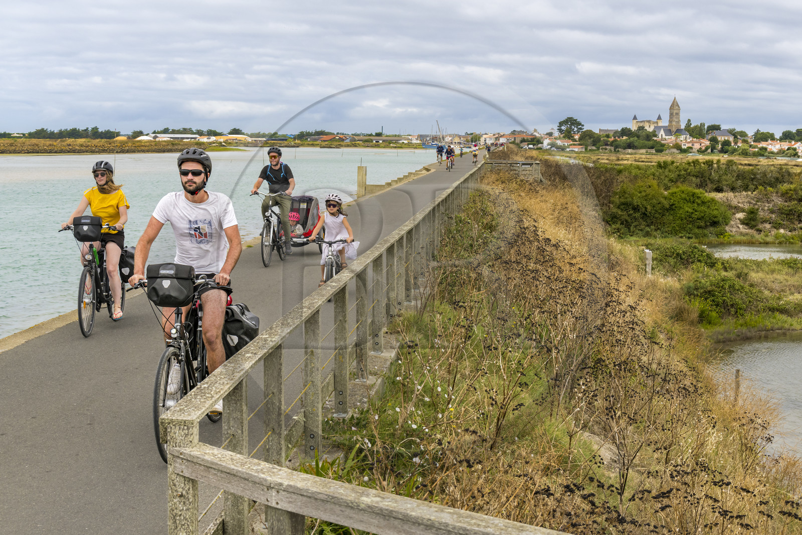 France, Vendée (85), île de Noirmoutier, Noirmoutier-en-l'Ile, randonnée à bicyclette le long de la jetée du port