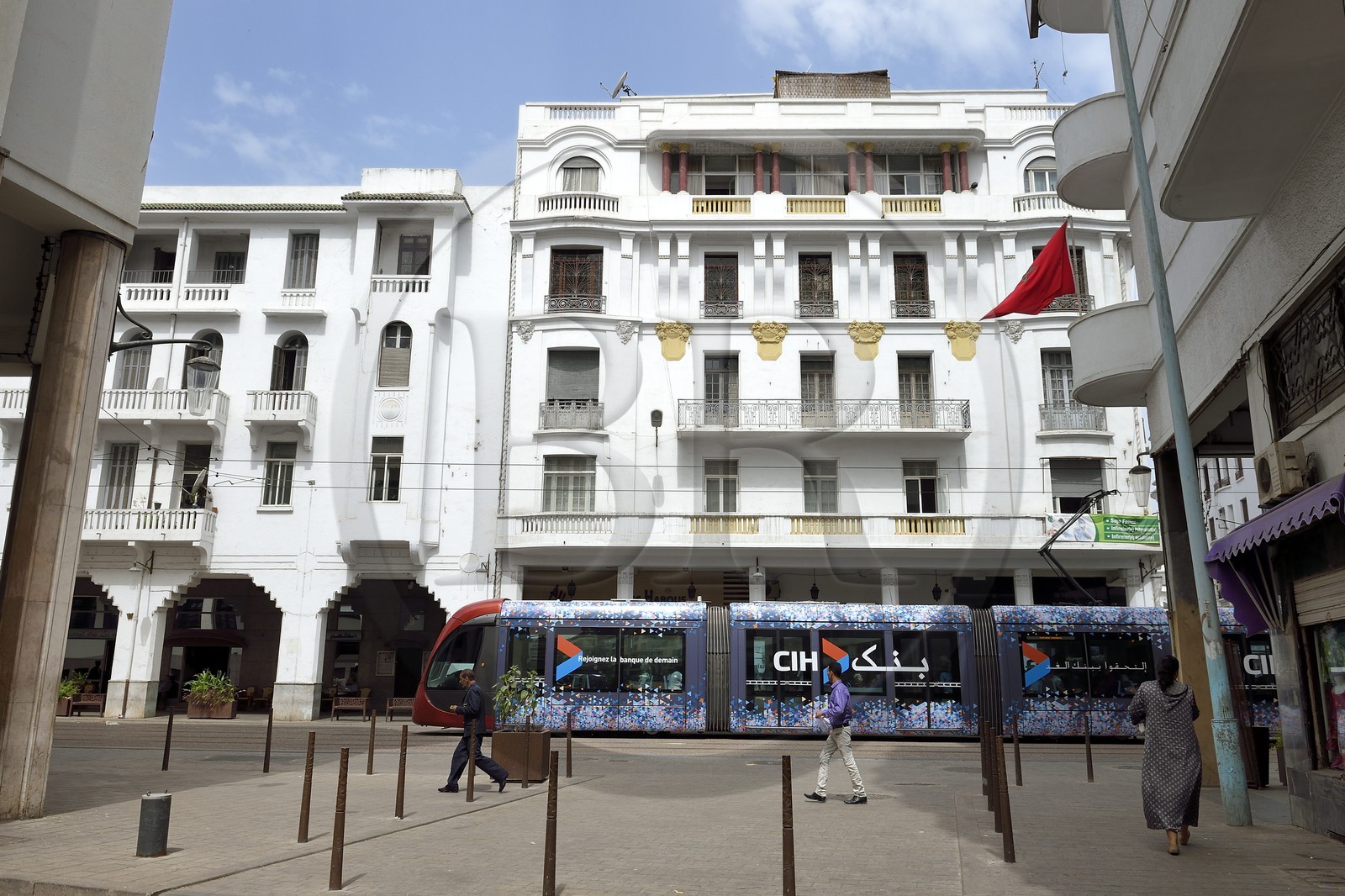 Maroc, Casablanca, immeuble Art Déco sur l'avenue Hassan II et tramway