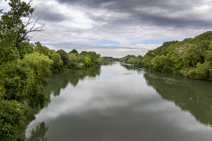 France, Gard (30), Saint-Gilles du Gard, le Petit Rhone, un des deux bras du delta du Rhone, il marque la limite Ouest de la Camargue (vue aérienne)