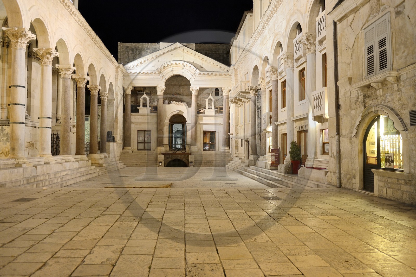 Croatie, Dalmatie, côte dalmate,  Split, la vieille ville romaine classée au Patrimoine Mondial de l’UNESCO, palais de Dioclétien, le péristyle Croatie, Dalmatie, côte dalmate,  Split, la vieille ville romaine classée au Patrimoine Mondial de l’UNESCO, palais de Dioclétien, le péristyle