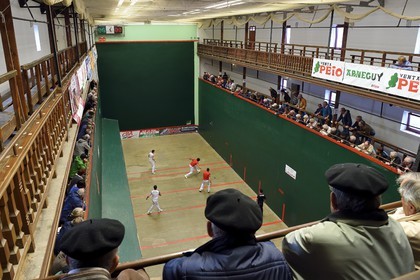 France, Pyrénées-Atlantiques (64), Pays-Basque, Saint-Jean-Pied-de-Port, trinquet Garat, traditionnelle partie de Pelote basque à main nue pour la coupe des Chasseurs