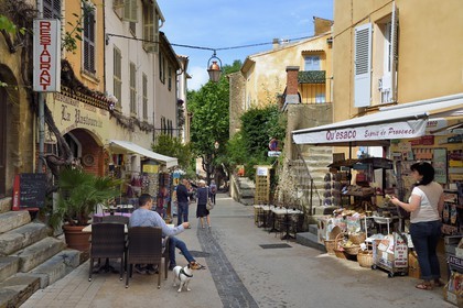 France, Var (83), Bormes-les-Mimosas, la rue Carnot, rue principale de la vieille ville