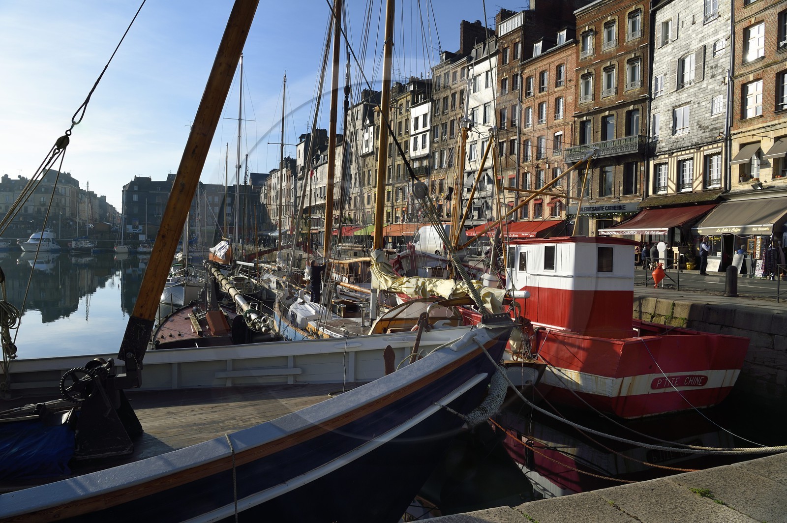France, Calvados (14), Pays d'Auge, Honfleur, le Vieux-Bassin, le quai Sainte-Catherine France, Calvados (14), Pays d'Auge, Honfleur, le Vieux-Bassin, le quai Sainte-Catherine