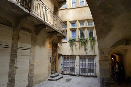 France, Rhone, Lyon, historical site listed as World Heritage by UNESCO, Vieux Lyon (Old Town), traboule (small passageway) connecting the 27 rue du Boeuf to the 54 rue Saint Jean