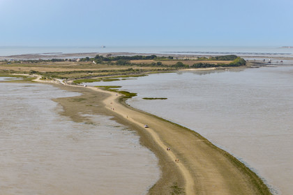 France, Charente-Maritime (17), Port-des-Barques, Port-des-Barques, le tombolo de la Passe aux Boeufs qui relie le continent à l'Ile Madame (vue aérienne)