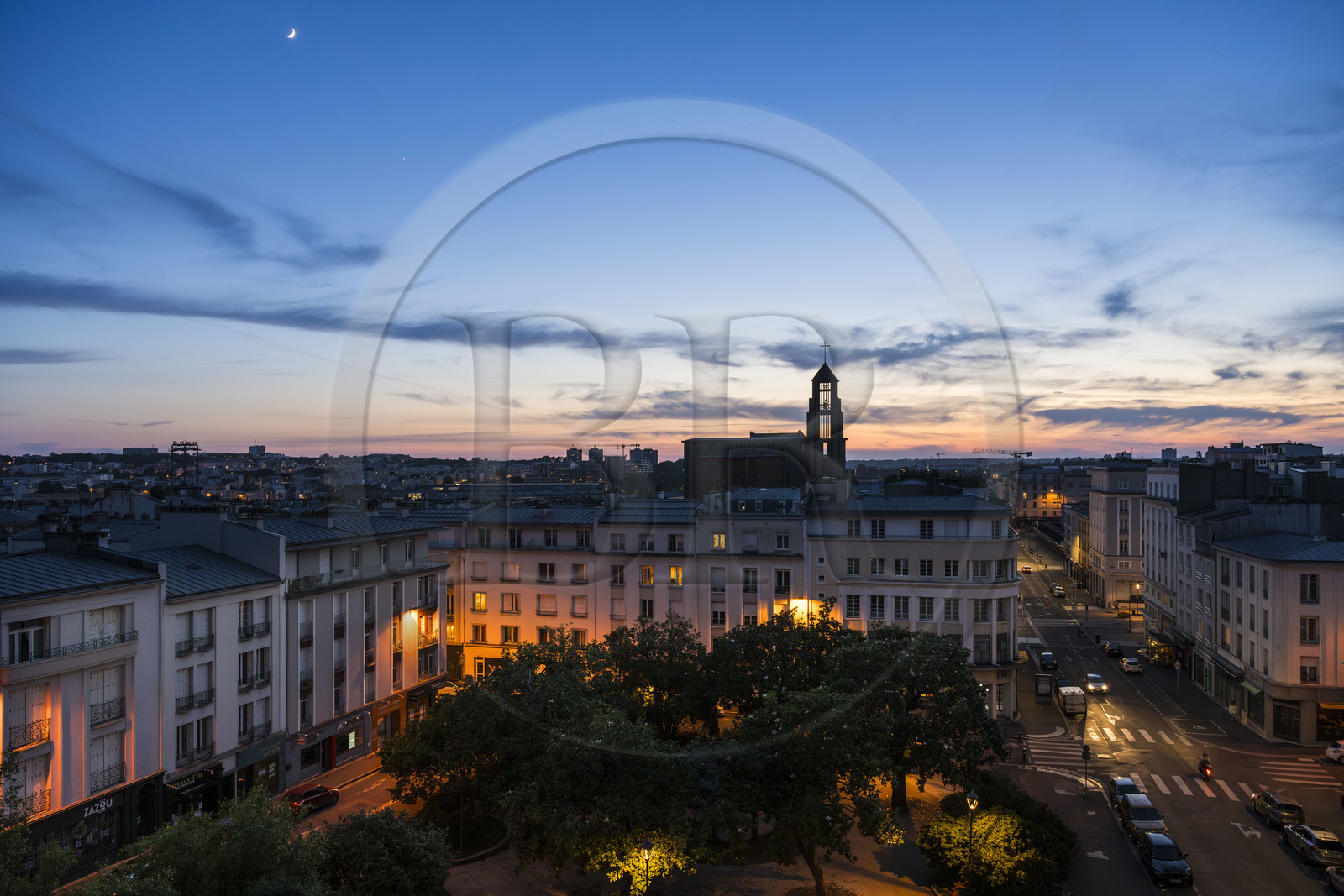 France, Finistère (29), Brest, l'église Saint-Louis de Brest construite entre 1953 et 1958, la rue de Lyon à droite, le square de la Tour d'Auvergne au premier plan