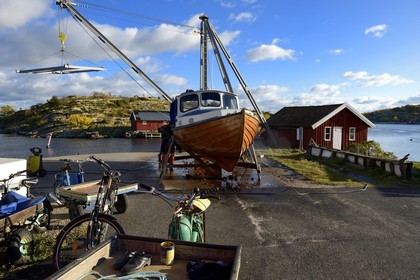 Sweden, Västra Götaland, Koster Islands, Sydkoster, Ekenäs port, cleaning of the boat hull