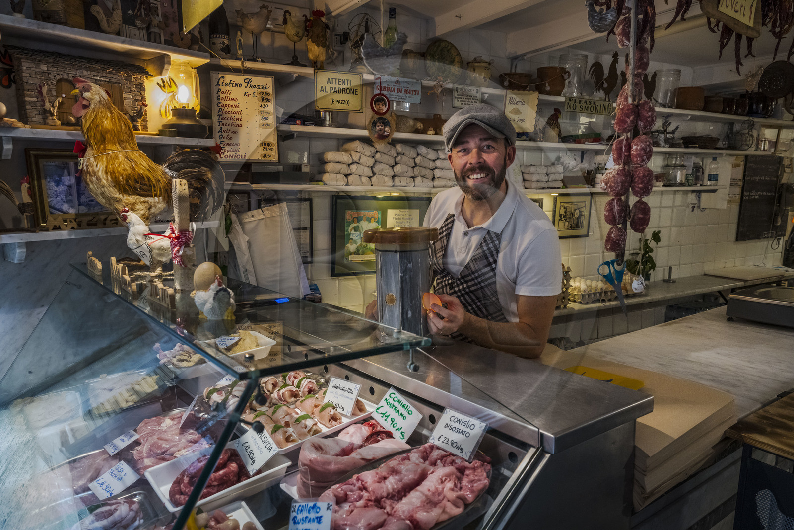 Italie, Ligurie, Gênes, ruelle du vieux centre historique, Sergio dans le magasin de volaille La Polleria dans la rue Vico Inferiore del Ferro, il s'amuse à présenter le miroir à oeufs de ses aieuls qui permettait d'en controler la fraicheur