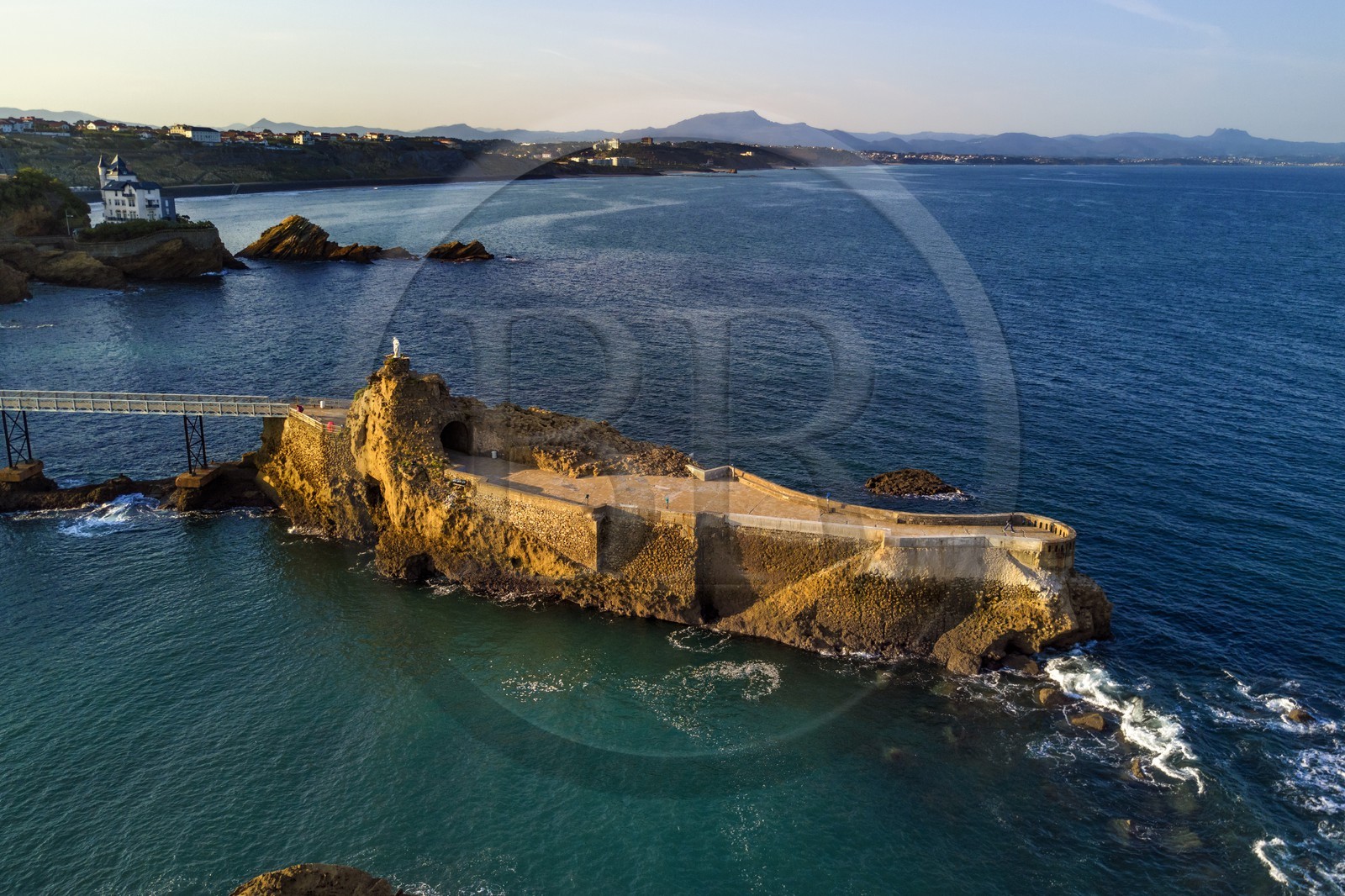 France, Pyrénées-Atlantiques (64), Pays-Basque, Biarritz, le Rocher de la Vierge (vue aérienne)