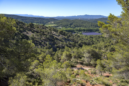 France, Bouches-du-Rhône (13), Aix en Provence, plateau de Bibemus et la vallée du Tholonet, le massif de la Sainte Baume en arrière plan à gauche
