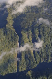 France, île de la Réunion, cascade dans le Cirque de Salazie, classé Patrimoine Mondial de l'UNESCO (vue aérienne)