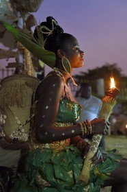 Gabon, Libreville, mariage coutumier, la mariée dotée des symboles traditionnels