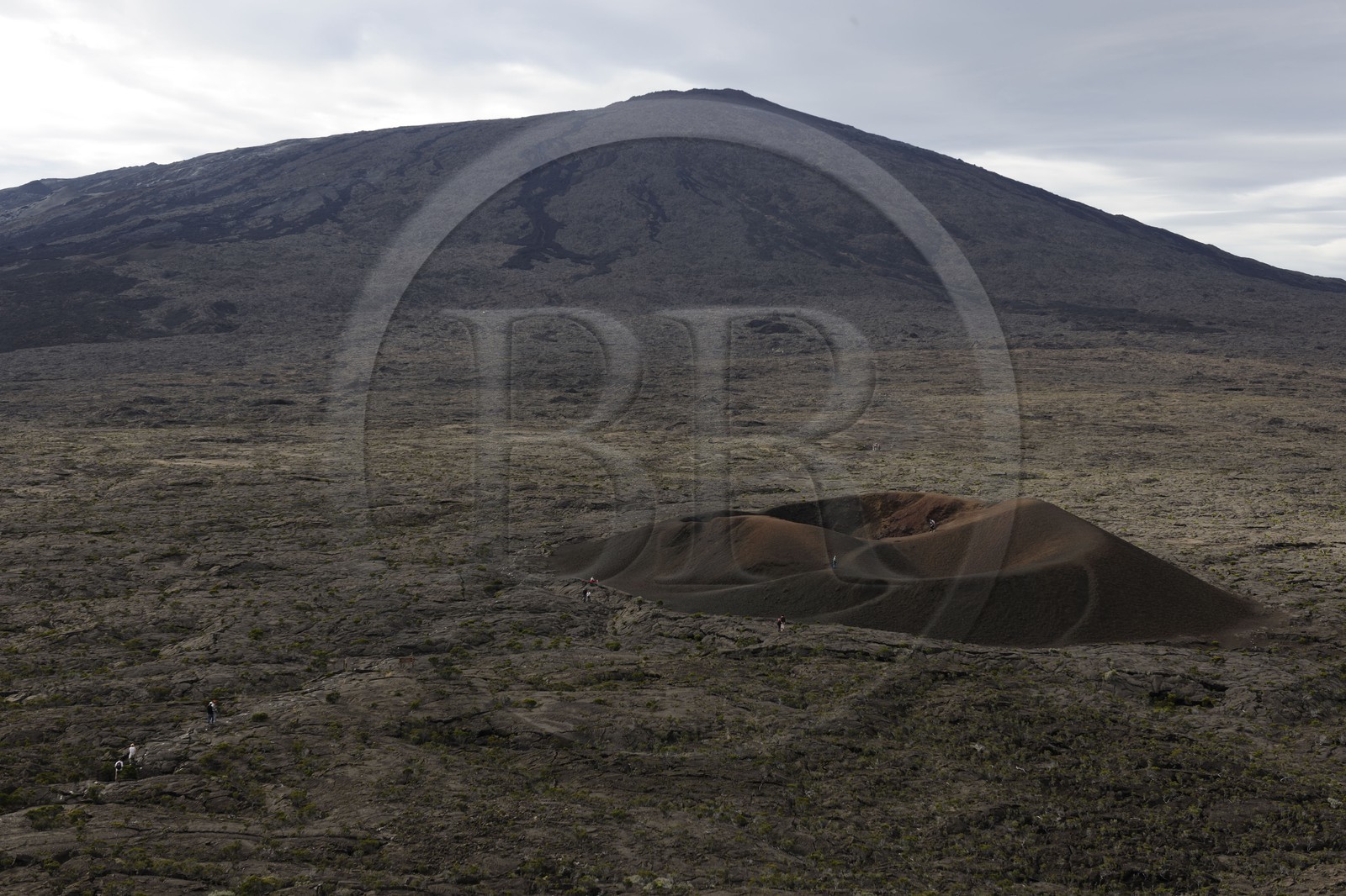 France, île de la Réunion, volcan du Piton de la Fournaise, classé Patrimoine Mondial de l'UNESCO, le cratère Formica Léo au premier plan et le cratère Dolomieu dans l'Enclos