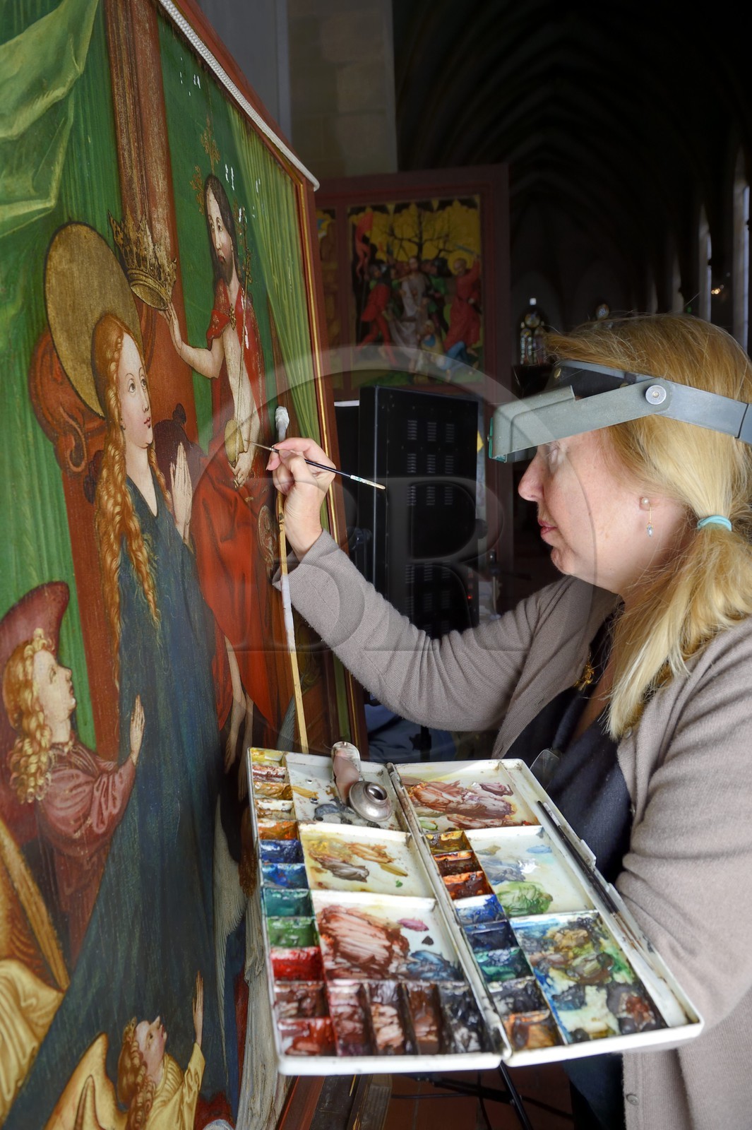 France, Haut-Rhin (68), Colmar, le musée Unterlinden, restauration du retable des Dominicains de Martin Schongauer, la restauratrice Carole Juillet