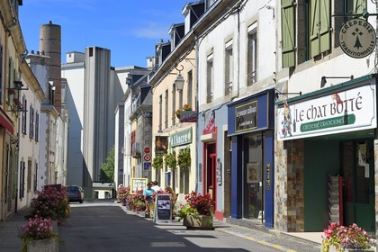 France, Finistère (29), Concarneau, petite rue commercante