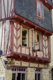 sculpted wooden busts of Vannes and his wife on a half-timbered house on Valencia square