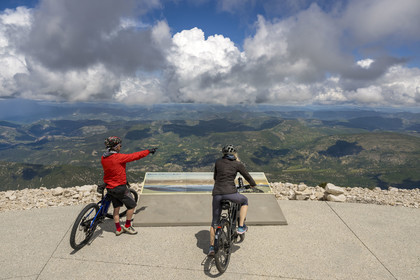 France, Vaucluse (84), Parc Naturel Régional du Mont Ventoux, Bedoin, observation du paysage depuis le belvedère Nord au sommet du Mont Ventoux (1910m)
