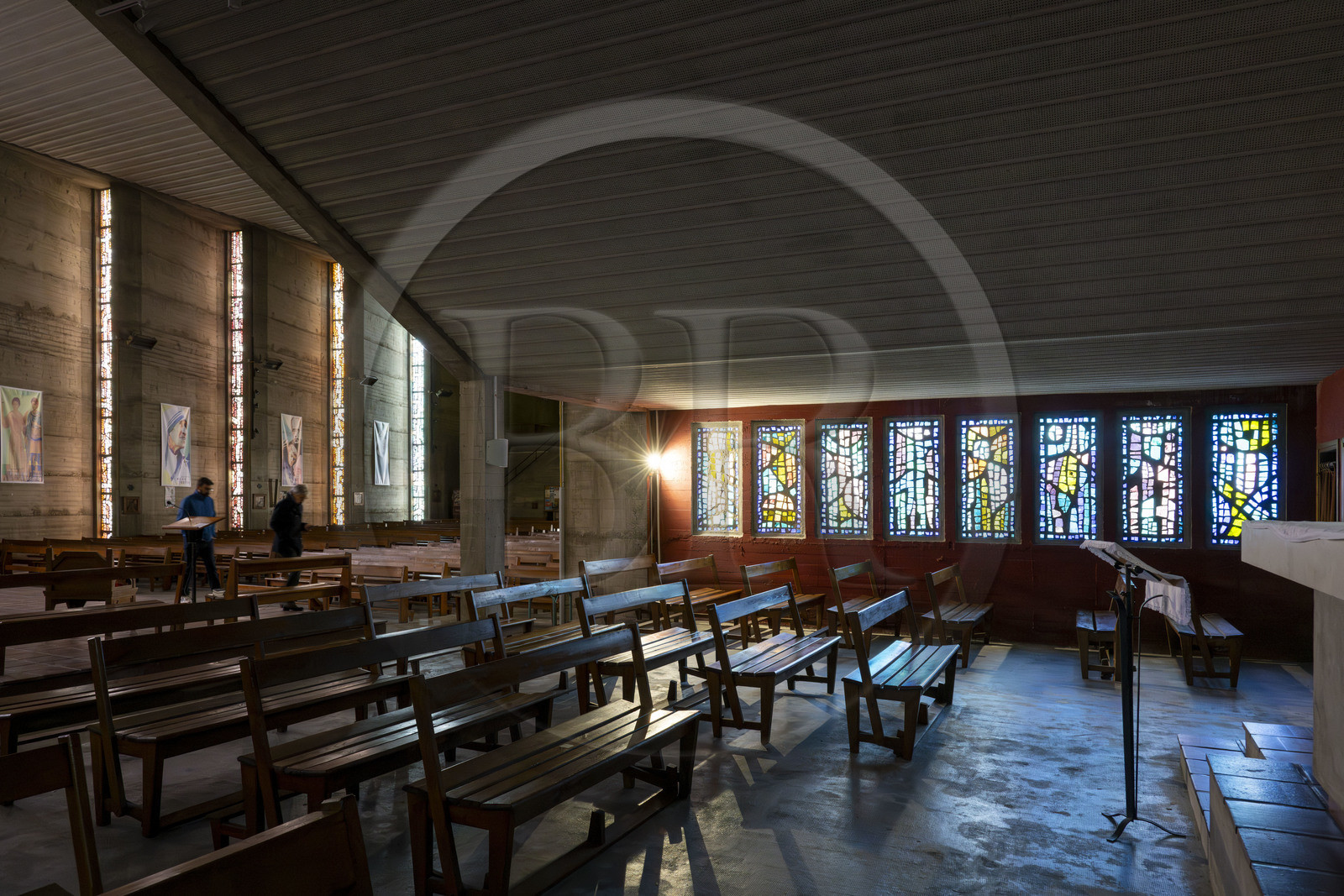 France, Loire-Atlantique (44), Saint-Nazaire, l’église Sainte-Anne datant de la reconstruction de la ville, vitraux de l'artiste et parolier Serge Rezvani France, Loire-Atlantique (44), Saint-Nazaire, l’église Sainte-Anne datant de la reconstruction de la ville, vitraux de l'artiste et parolier Serge Rezvani