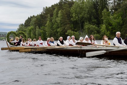Suède, comté de Dalécarlie, Leksand, les très populaires célébrations du solstice d'été pour la Saint-Jean, transfert dans les anciennes Barques d’Eglises sur le lac Siljan