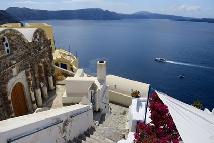 Greece, Cyclades, Aegean Sea, Santorini (Thira or Thera), the village of Oia overlooking the Caldera