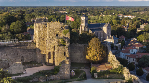 France, Vendée (85), Talmont Saint Hilaire, the ruins of the medieval castle and the Saint-Hilaire church in the background