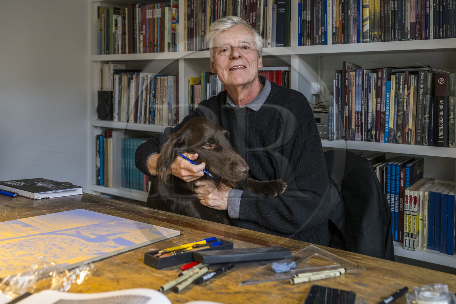 France, Paris (75), le dessinateur et auteur de bande-dessinée François Schuiten dans son atelier parisien, avec son chien Ulysse France, Paris (75), le dessinateur et auteur de bande-dessinée François Schuiten dans son atelier parisien, avec son chien Ulysse