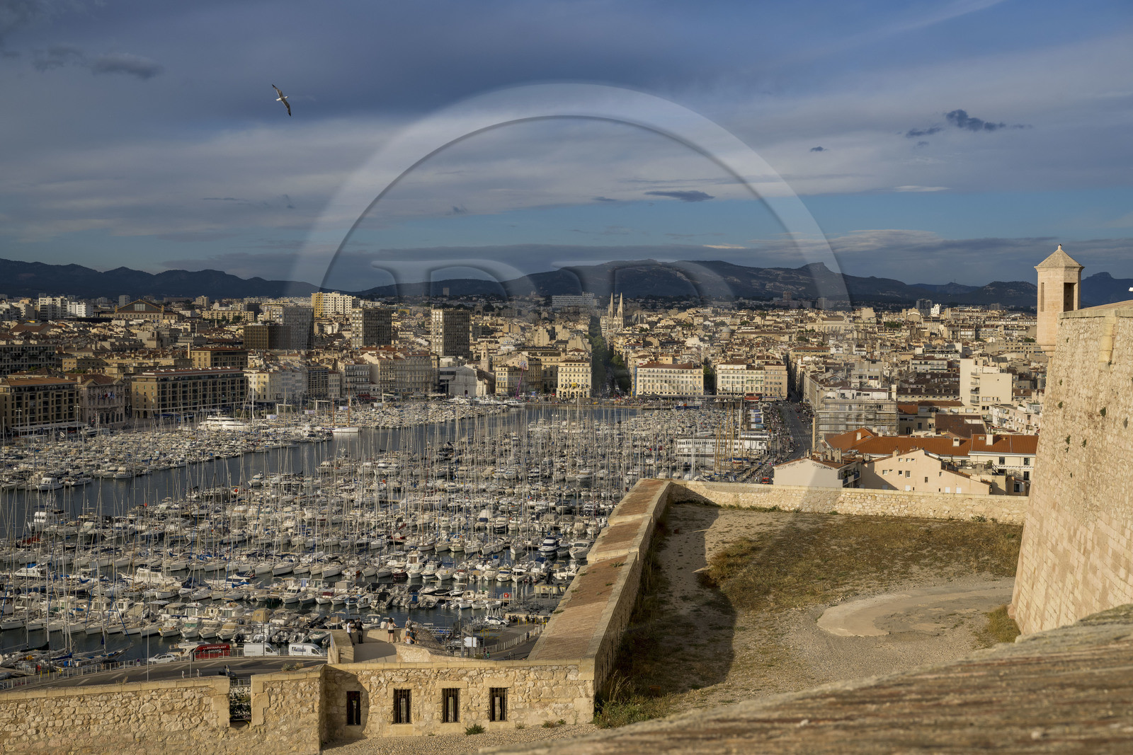 France, Bouches-du-Rhône (13), Marseille, le Vieux Port vu depuis la Citadelle de Marseille (Fort Saint-Nicolas, le haut fort appelé fort d’Entrecasteaux)