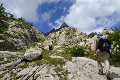 France, Alpes-Maritimes (06), parc national du Mercantour, vallée de la Valmasque, randonneurs sur le sentier franchissant le verrou glaciaire