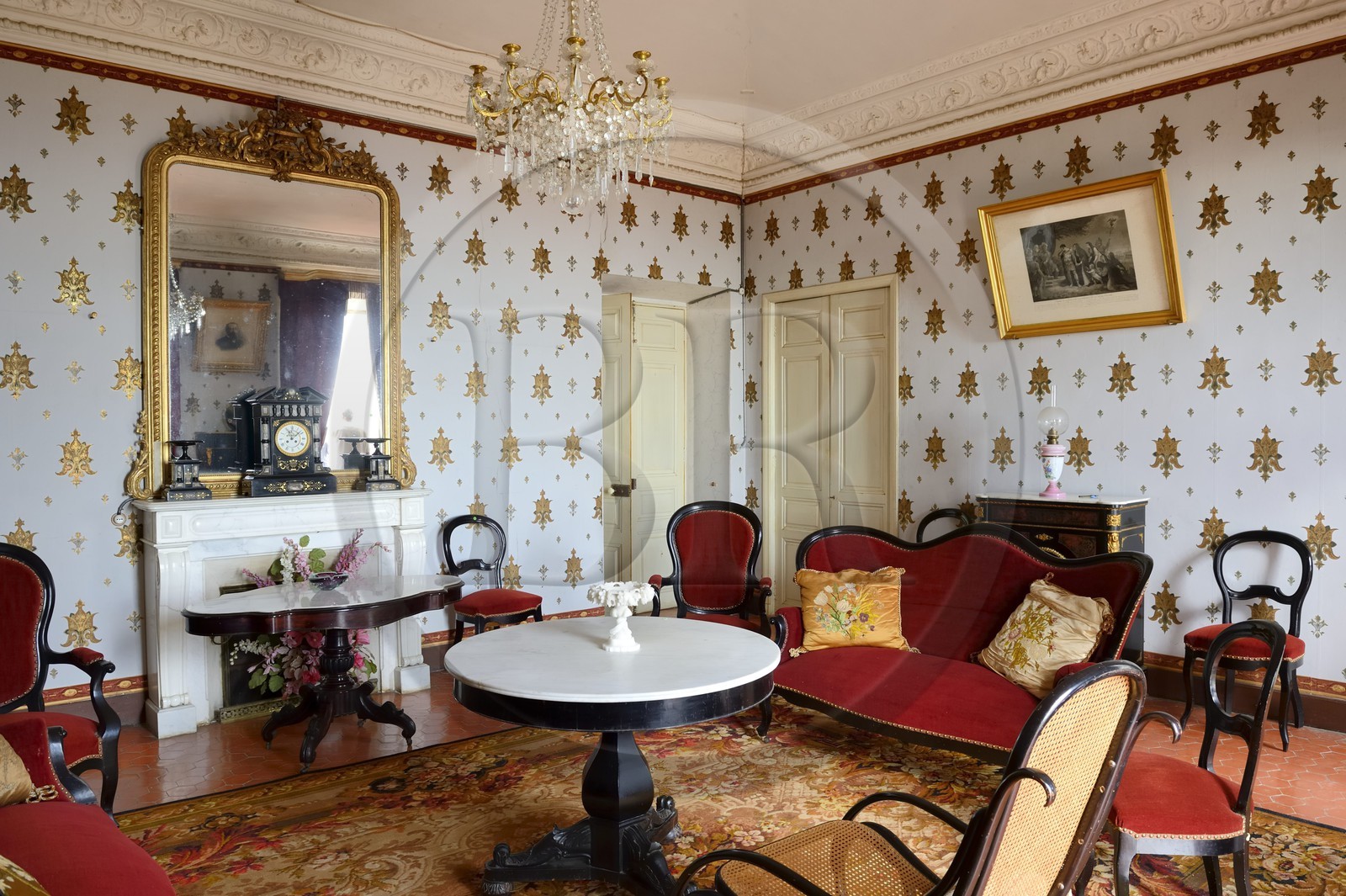 France, Haute-Corse (2B), Cap Corse, Rogliano, le palazzu Nicrosi (Palazzi ou Maison d'Americain), Pierre Nicrosi prospéra avec ses trois frères dans le commerce, l’immobilier et le coton en Alabama, le grand salon est encore tapissé du papier peint à motifs floraux à la feuille d’or posé voilà 135 ans