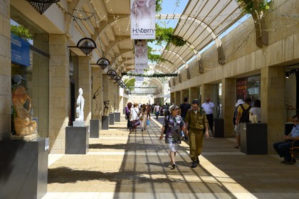Israel, Jerusalem, centre commercial de luxe de la rue piétonne Mamilla dans la ville moderne, conçu par l'architecte israélien Moshe Safdie
