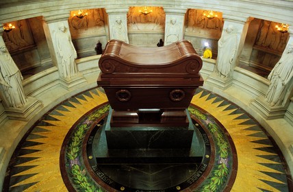 France, Paris (75), hôtel des Invalides, église du dôme, tombeau de Napoléon et les douze statues de Victoire par Jean-Jacques Pradier