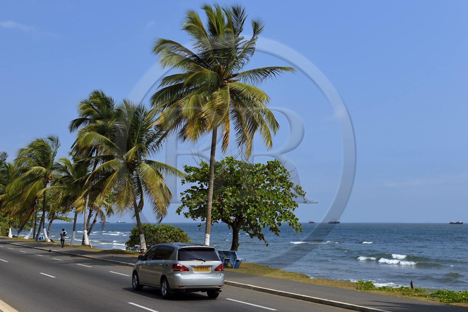 Gabon, Libreville, la route L101 sur le Front de Mer qui borde l'Estuaire du Gabon