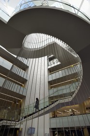 France, Bas-Rhin (67), Strasbourg, Neustadt quartier allemand classé au Patrimoine Mondial de l'UNESCO, place de la Liberté, bibliothèque nationale et universitaire (BNU), escalier monumental par architecte ANMA-Agence Nicolas Michelin et associés