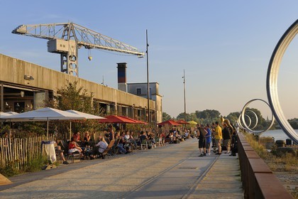 France, Loire-Atlantique (44), Nantes, l'Ile de Nantes, le Hangar à Bananes et les anneaux de Buren sur les quais de Loire, groupe de jazz