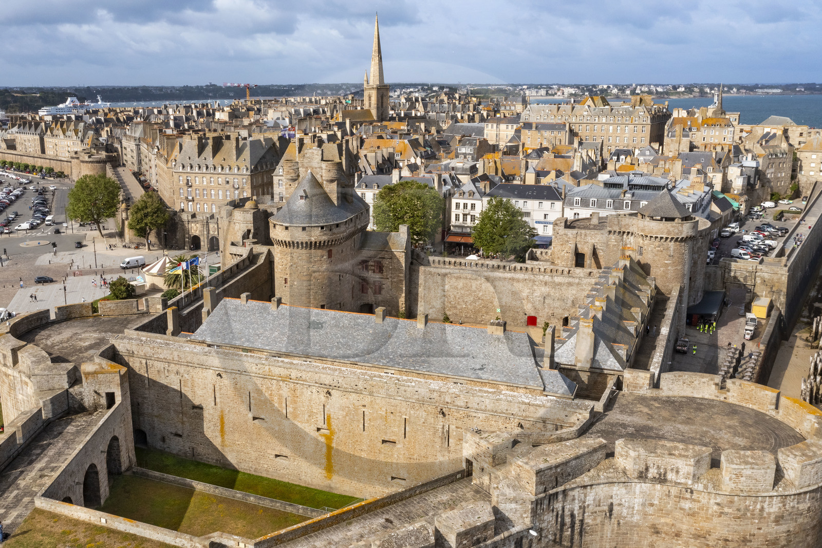 France, Ille-et-Vilaine (35), Côte d'Emeraude, Saint-Malo, au premier plan le chateau de Saint-Malo (XVème siècle) qui abrite l'Hotel de Ville (vue aérienne)