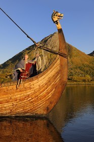 Norvège, Nordland, Iles Lofoten, ile de Vestvagoy, le drakkar (bateau viking) Lofotr construit à l'identique sur le lac de Borg et son capitaine Terje Boe